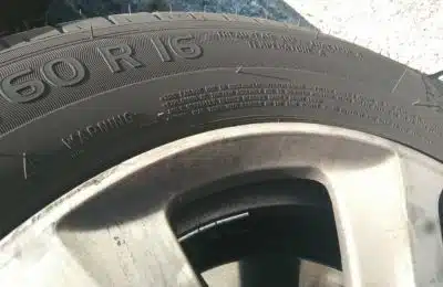 Detalle de la documentación embebida en un neumático